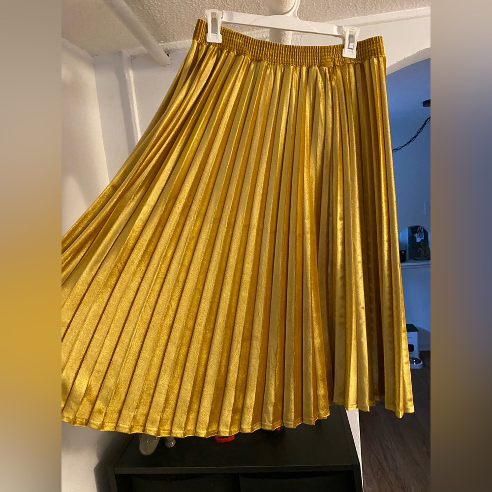 NWOT Never worn gold velvet skirt 👑